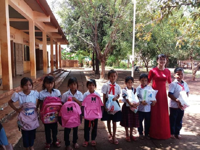 Co giao nhieu nam gan bo voi hoc sinh o xa vung 2